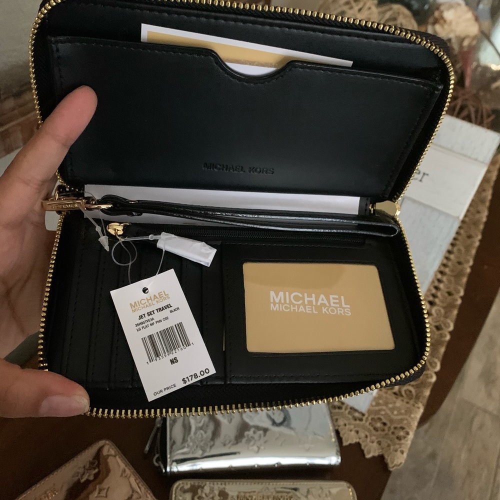 MK wallet/wirstlet metallic 😍 only 1 silver left - Picture 5 of 7